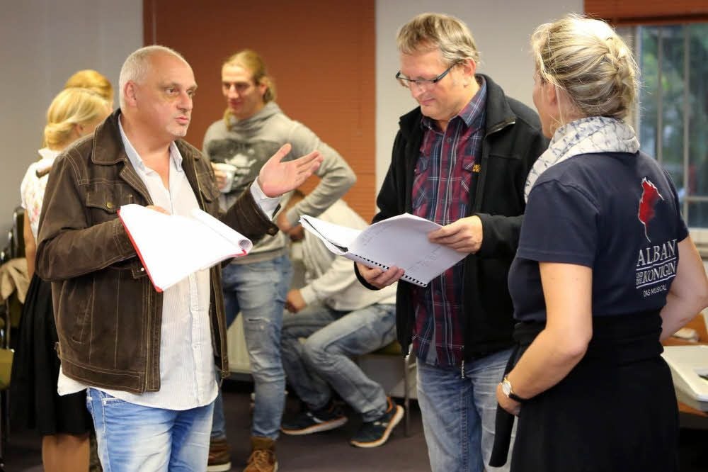 Kay Zeisberg (li.) bei den Probearbeiten zu „Alban und die Königin“. Hier bespricht er mit Klaus-Dieter Kilian und Barbara Döring deren Szene.
