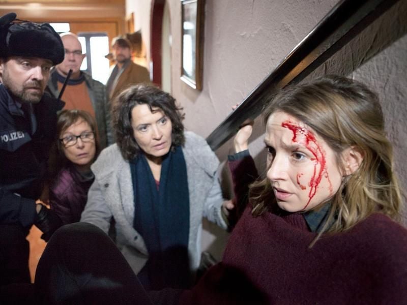 Johanna Stern (Lisa Bitter, r) ist in ihrem Hotelzimmer zusammengeschlagen worden. Lena Odenthal (Ulrike Folkerts, m.) ist entsetzt. Foto: Martin Furch