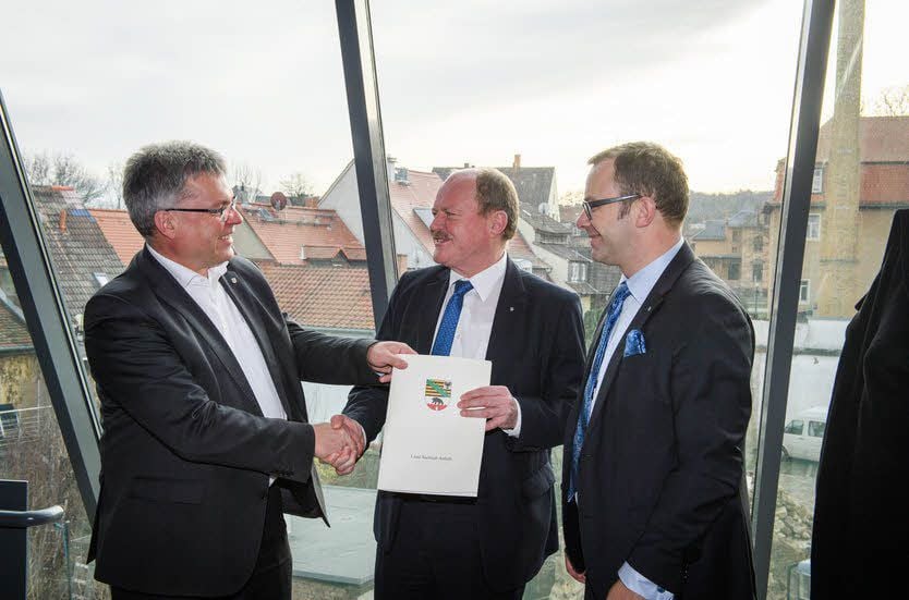 Landes-Bauminister Thomas Webel (Mitte) überreicht im Beisein von Landtagsabgeordneten Daniel Sturm (r.) Fördermittelbescheide an Naumburgs Oberbürgermeister Bernward Küper.