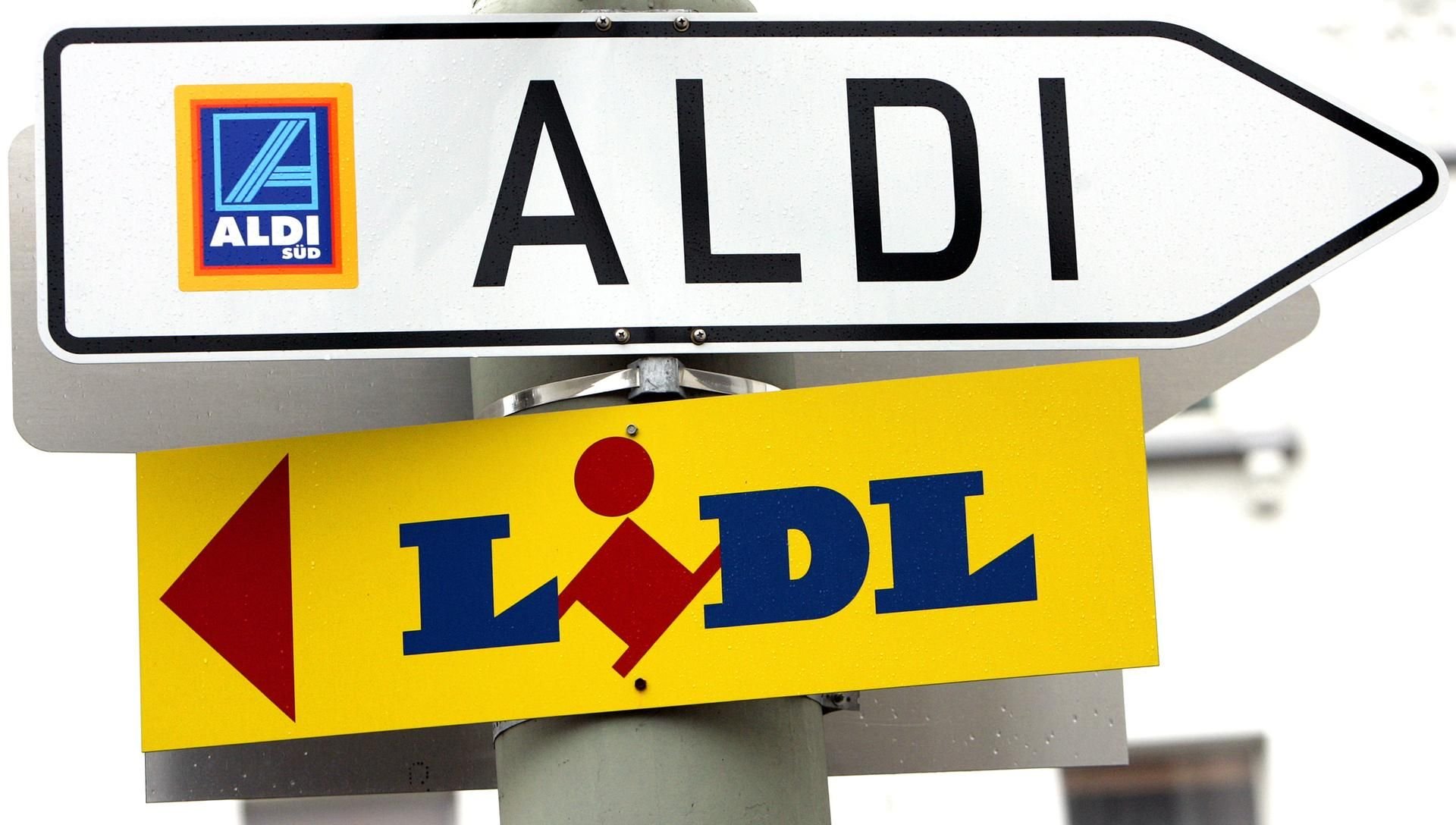 Schilder weisen zu den Discounter Aldi Süd und Lidl.