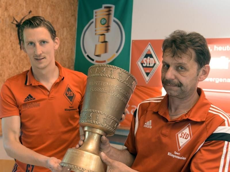 Die Sportfreunde Dorfmerkingen haben ihren wfv-Pokal wieder zurück, der ihnen auf Mallorca abhanden kam. Foto: Stefan Pucher