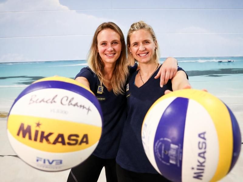 Margareta Kozuch (l) und Laura Ludwig sind bei der WM in Hamburg am Start. Foto: Christian Charisius