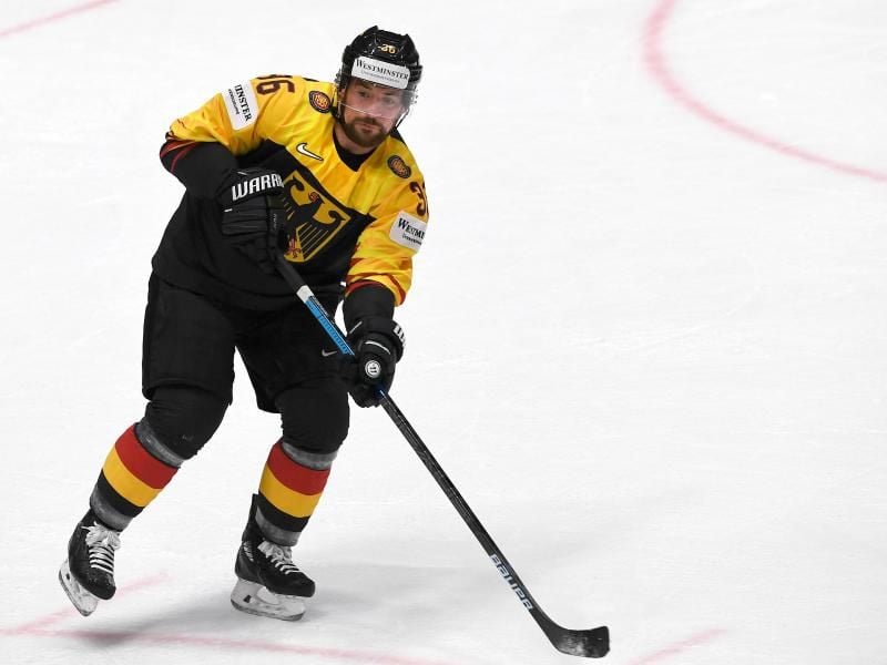 Yannic Seidenberg freut sich auf den Deutschland Cup. Foto: Monika Skolimowska/dpa-Zentralbild/dpa
