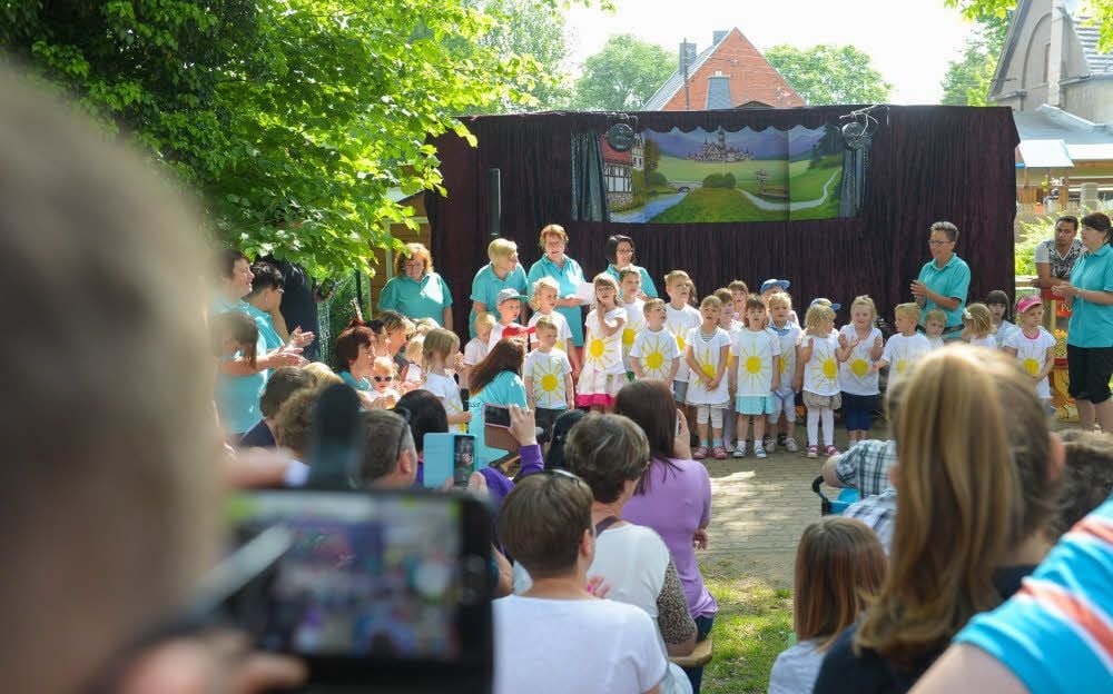 Beim Jubiläumsfest der Kindertagesstätte „Haus der Sonnenkinder“ in Weißandt-Gölzau führen die Kinder ein kleines Programm auf.