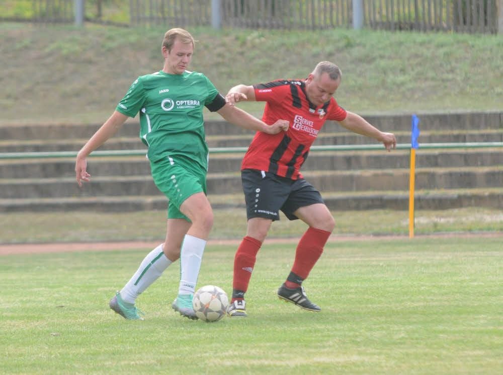 ZW-Kapitän Tom Eberling (l.) und Naumburgs Torschütze zum 3:2, Christian Schüler, im Zweikampf.