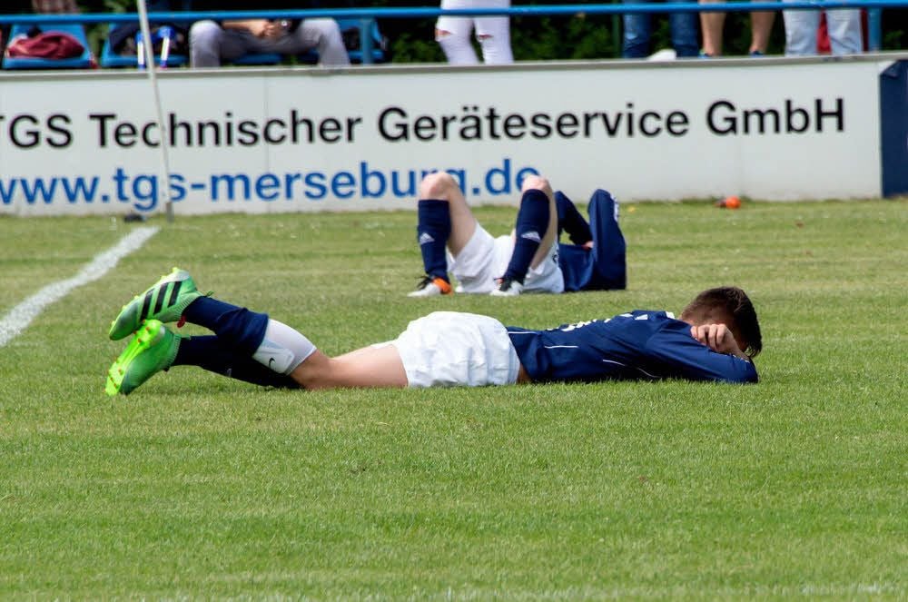 Am Boden zerstört: Beide Juniorenteams des VfB Imo Merseburg bleiben in der Verbandsliga.