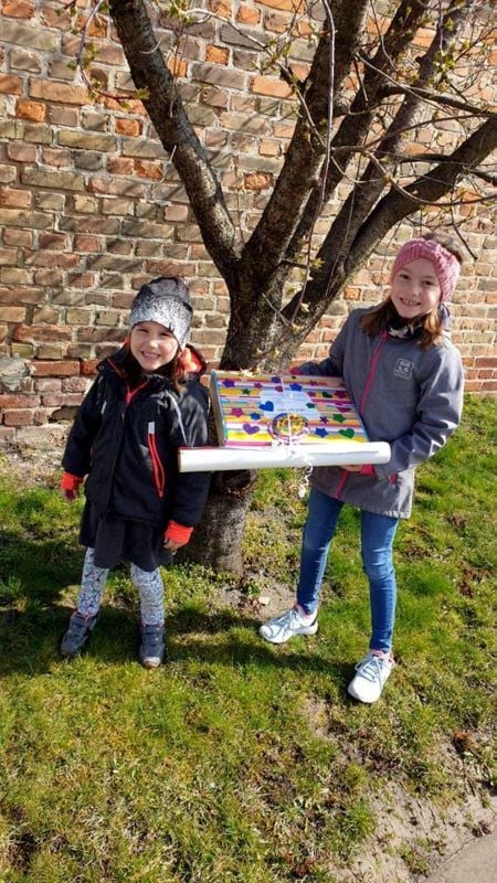 Pia und Neele Müller haben eine Kiste gebastelt für all die Überraschungen.