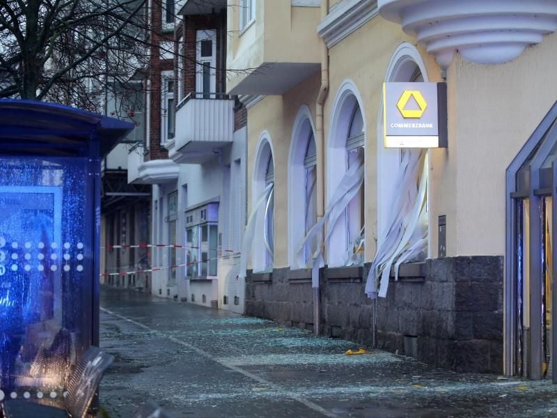Zerstörte Scheiben sind an einer Bankfiliale nach einer Geldautomatensprengung zu sehen. Foto: Bodo Marks/dpa/Archivbild