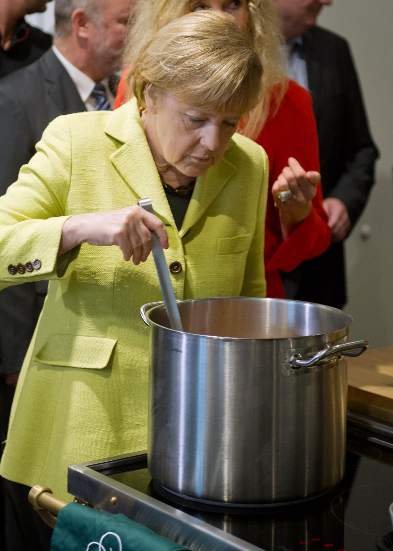 Angela Merkel kocht Suppe. (Archivbild)