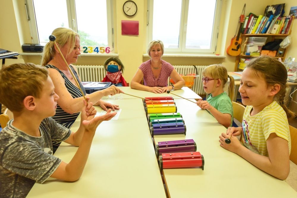 Deutschstunde mit Musik in der 4b. Schulleiter Jan Schirmer sagt, im Unterricht werde viel mit unterstützenden Handlungen gearbeitet.