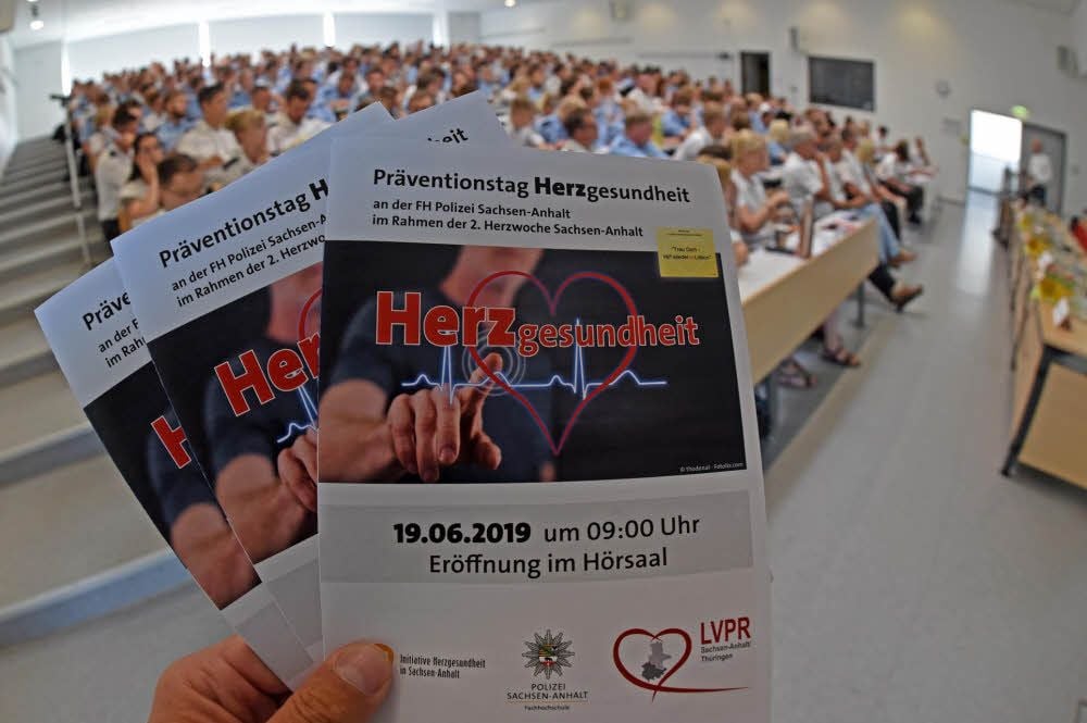 Polizisten im Hörsaal