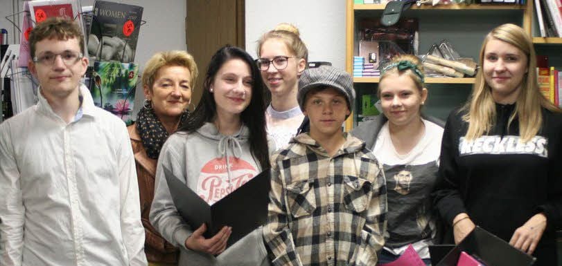 Zwei bekannte Loriot-Sketche gab die Theatergruppe „Ansichtssache“ der Jessener Sekundarschule in der Buchhandlung Fischer zum Besten.