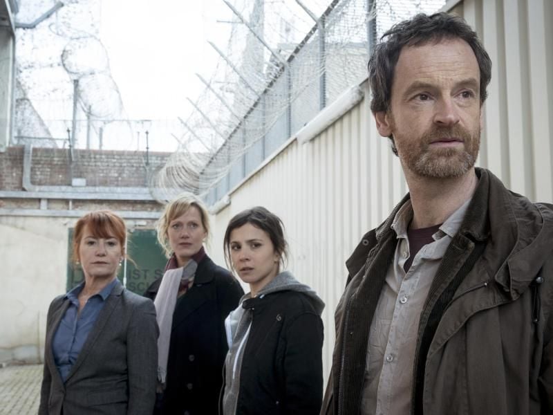 Gefängnisdirektorin Angelika Zerrer (Ulrike Krumbiegel, l) mit den Kommissaren Martina Bönisch (Anna Schudt, 2.v.l), Nora Dalay (Aylin Tezel, 3.v.l) und Peter Faber (Jörg Hartmann, r). Foto: Thomas Kost/WDR