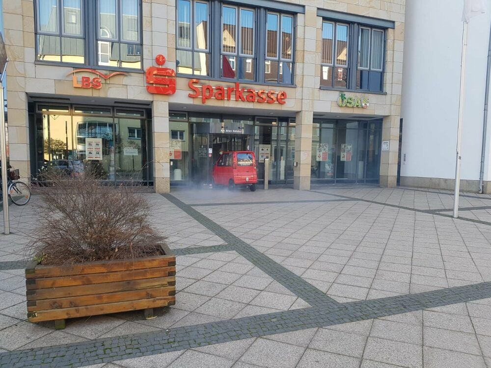 Der Senior ist mit seinem roten Leichtfahrzeug in die Drehtür an der Sparkasse gefahren.