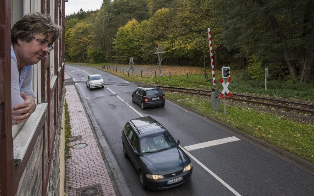 Elke Schöne wünscht sich gegen den Straßenlärm im Ort eine Tempo-30-Zone in Alexisbad.