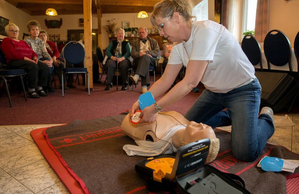 DRK-Ausbilderin Petra Hansche zeigt hier Senioren in Klossa, wie der Defibrillator angewendet wird.