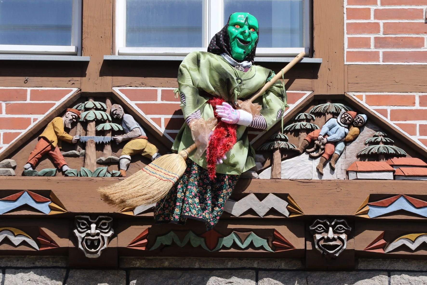 Hexenfiguren schmücken die Fassade des Rathauses in Schierke, wo eine der größten Walpurgisfeiern im Harz veranstaltet wird.