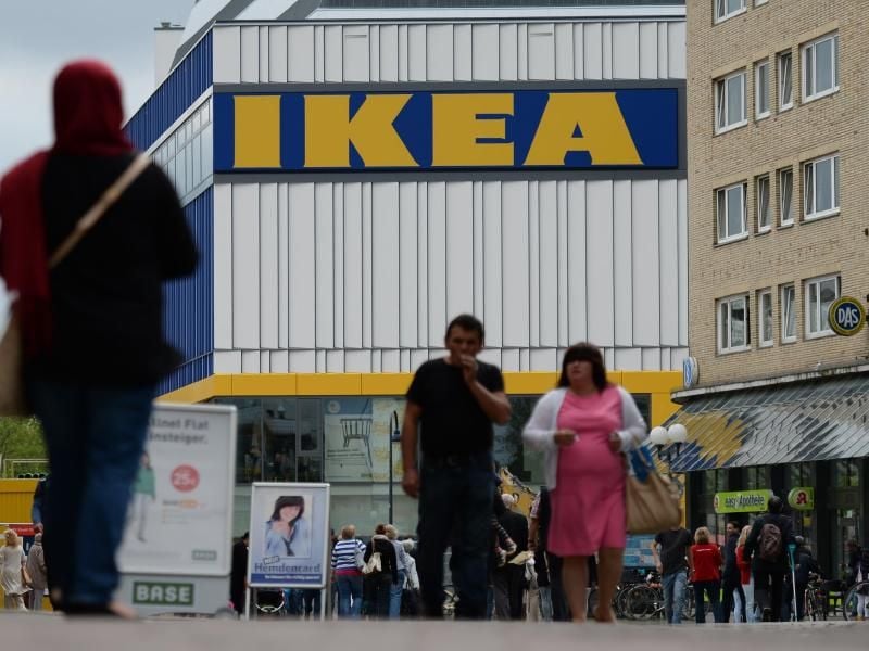 Passanten gehen unweit eines Ikea-Einrichtungshauses durch Fußgängerzone. Foto: D.Reinhardt/Archiv