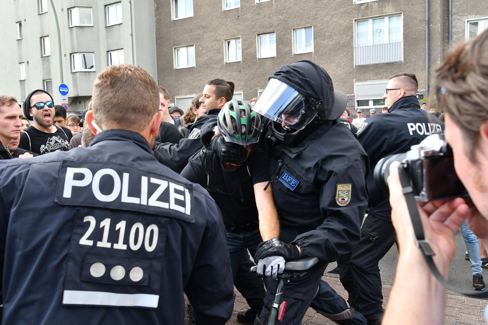 Polizisten und Gegendemonstranten geraten in Berlin in Spandau bei einer Demo gegen einen Neonazi-Aufmarsch anlässlich des 30. Todestages des Hitler-Stellvertreters Rudolf Heß aneinander.