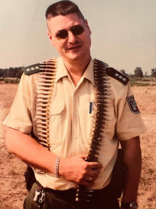 Mario Lehmann mit Patronengurt