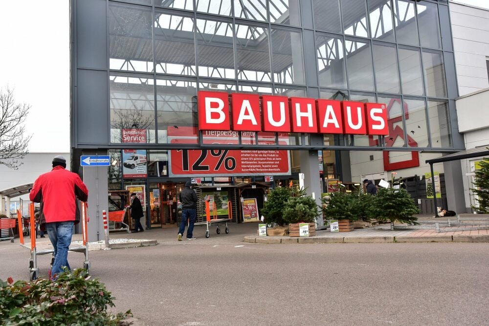 Kunden haben sich im „Bauhaus“ noch mal eingedeckt. Der Andrang war beherrschbar, so der Marktleiter.