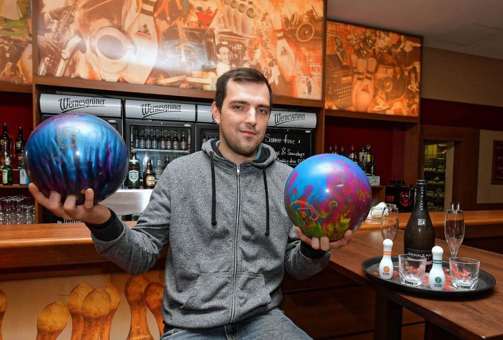 Oliver Rodriguez gibt den Bowlingkugeln den passenden Rahmen.