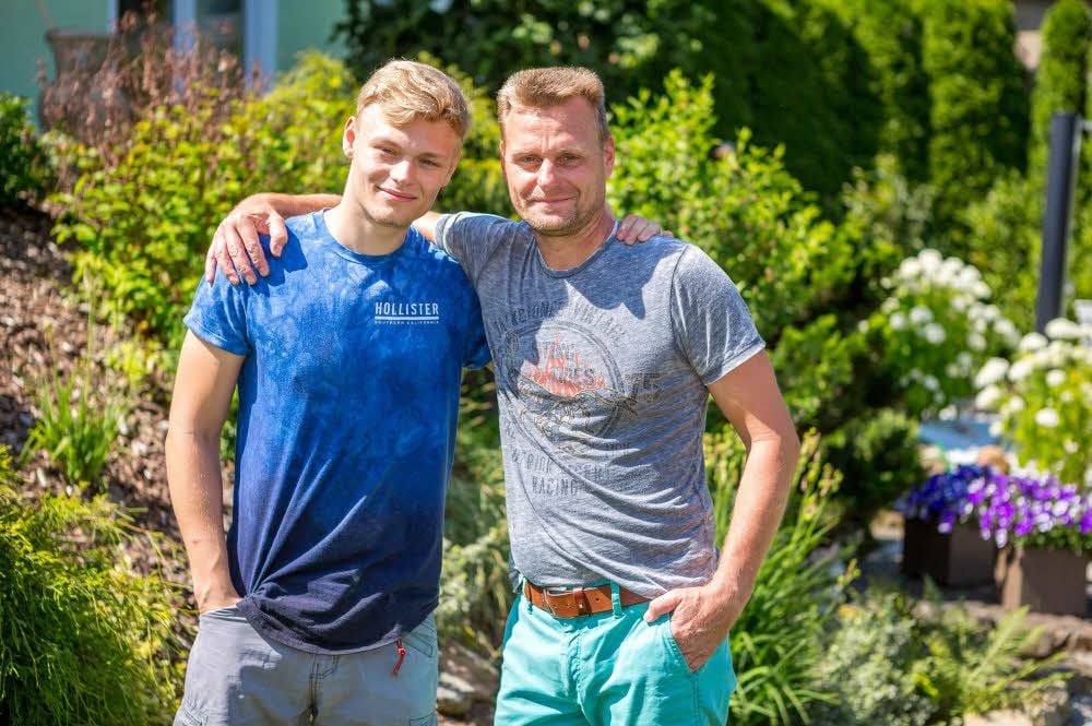 Bundeswehrsoldat Rocco Schmidt (r.) fährt Anfang Juli nach Afghanistan. Vorher bringt er mit Sohn Niklas den Garten auf Vordermann.