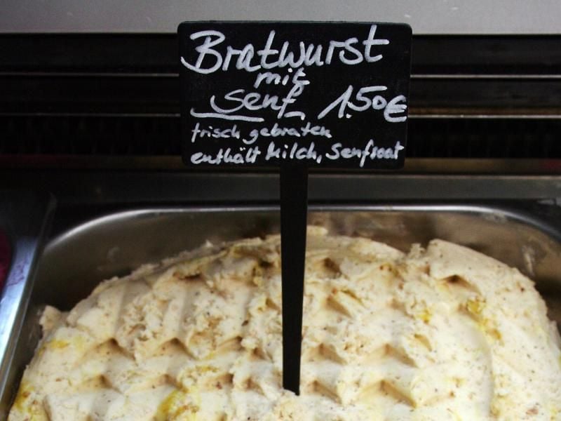 Bis zum 11. September tischen Gastronomen ausgefallene Kreationen auf - wie dieses Eis, das nach Bratwurst mit Senf schmeckt. Foto: Miriam Schönbach