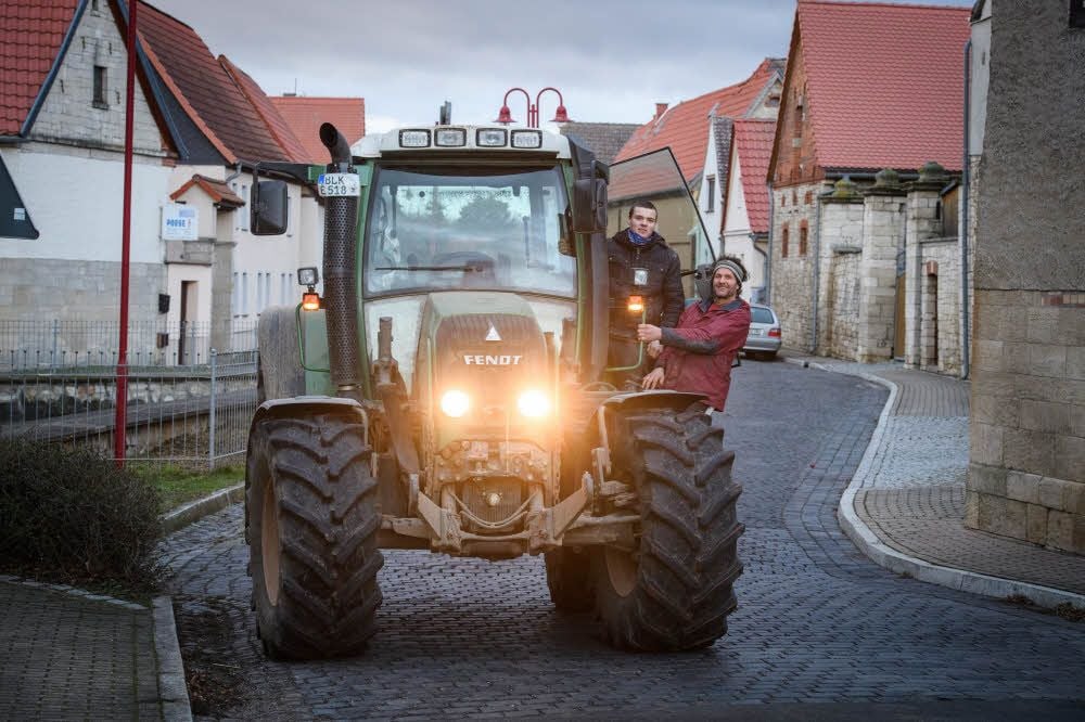 In Dietrichsroda zuhause, mit der Landwirtschaft verwurzelt: Gerhard und Damian Gerster betreiben den gleichnamigen Bauernhof im Dorf. In Berlin beteiligt sich der Betrieb mit seinem Traktor an der „Wir haben es satt“-Demo Tausender Kollegen.