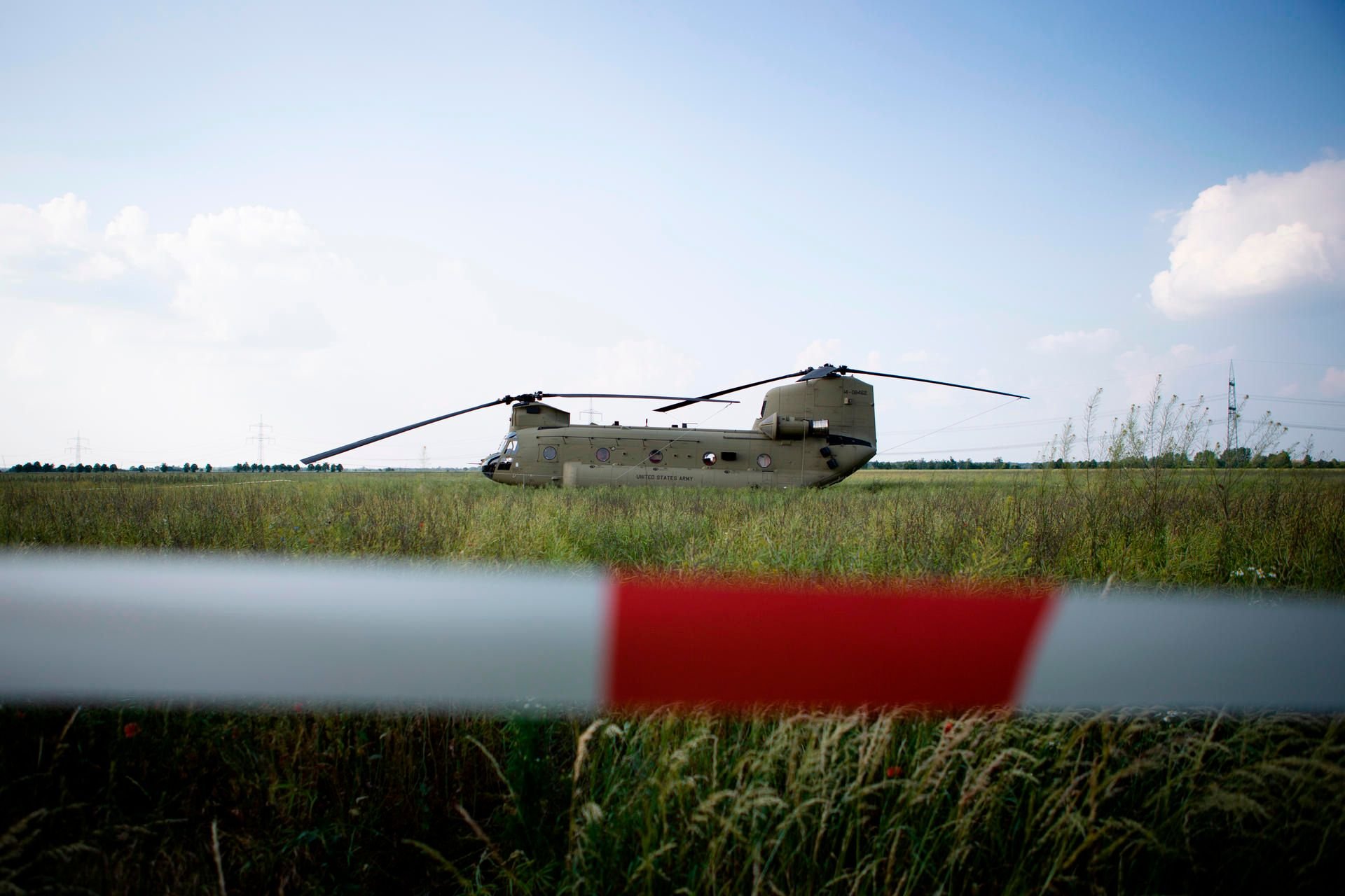 Ein Helikopter der US-Army vom Modells CH-47 steht nach einer Notlandung auf einem Feld bei Delitzsch (Sachsen).