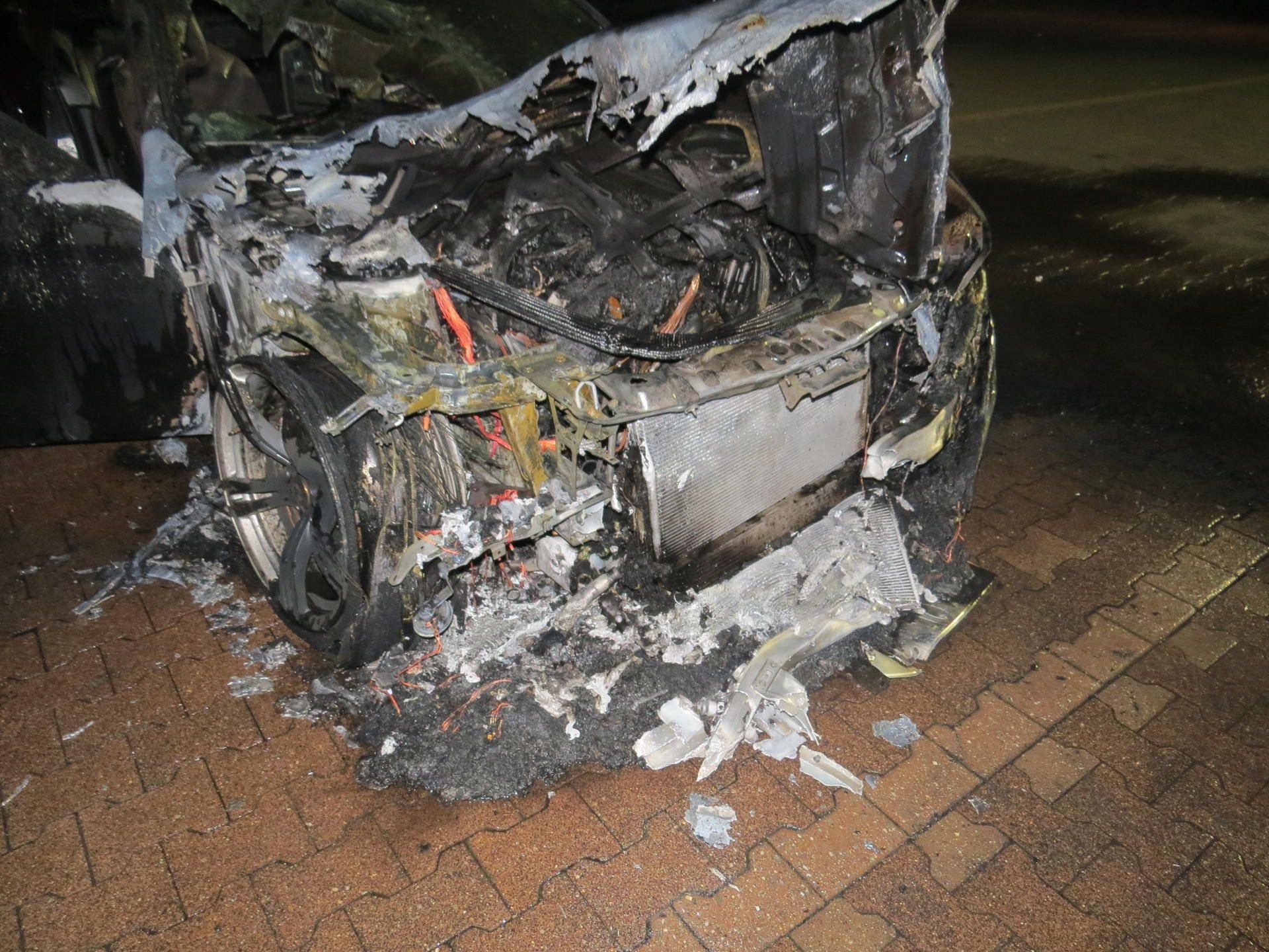 Das Auto ist nach dem Brand schrottreif.