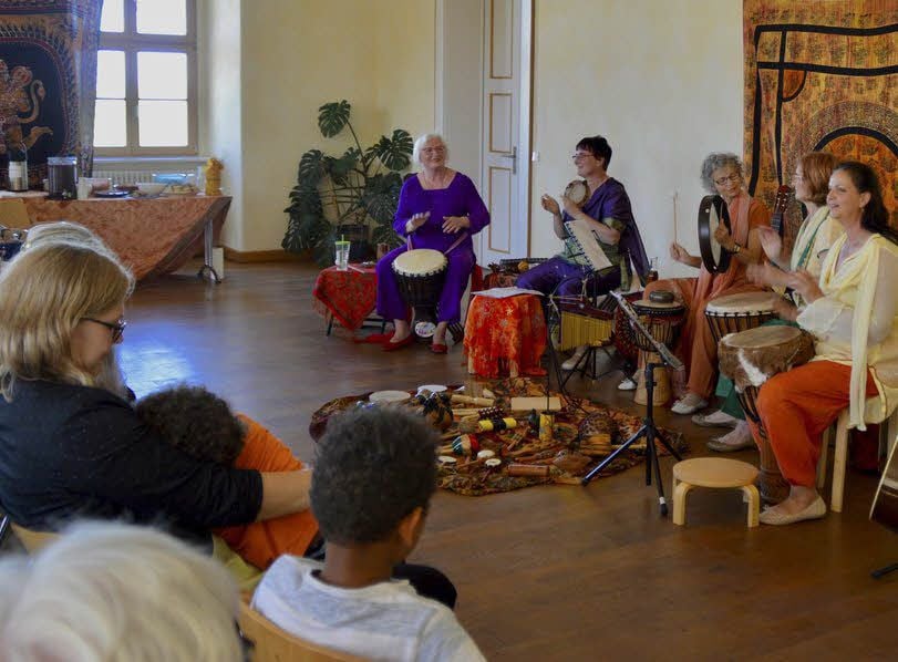 Das Ensemble „Samaclanka“ zog das Publikum in der Pretzscher Aula rasch in seinen Bann.