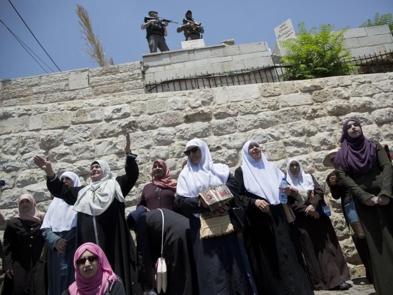 Muslimische Frauen beten auf dem Tempelberg in der Altstadt Jerusalems. Foto: Oded Balilty