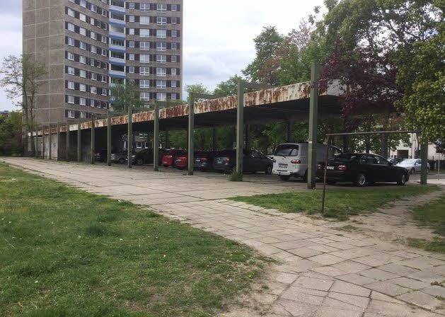 Die Pergola verbindet die Y-Häuser im Dessauer Stadtpark, steht unter Denkmalschutz und bedarf dringend einer Sanierung.
