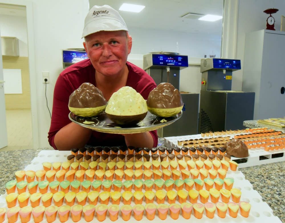 Produktmanagerin Ina Gundermann von der Argenta Schokoladenmanufaktur präsentiert das neueste Erzeugnis: den Weißen Fels gefüllt mit Brockensplittern.
