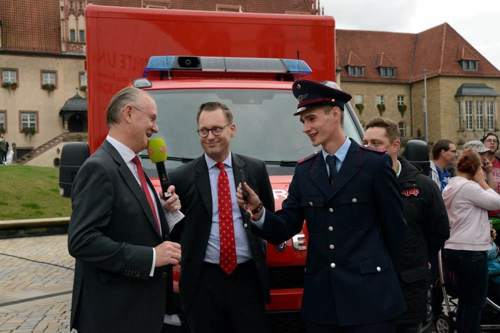 Werkleiter Markus Lorenz (links) mit Oberbürgermeister Christian Thieme und dem Wachleiter der Feuerwehr David Rothe übergab ein Fahrzeug der Südzucker AG an die Zeitzer Feuerwehr.