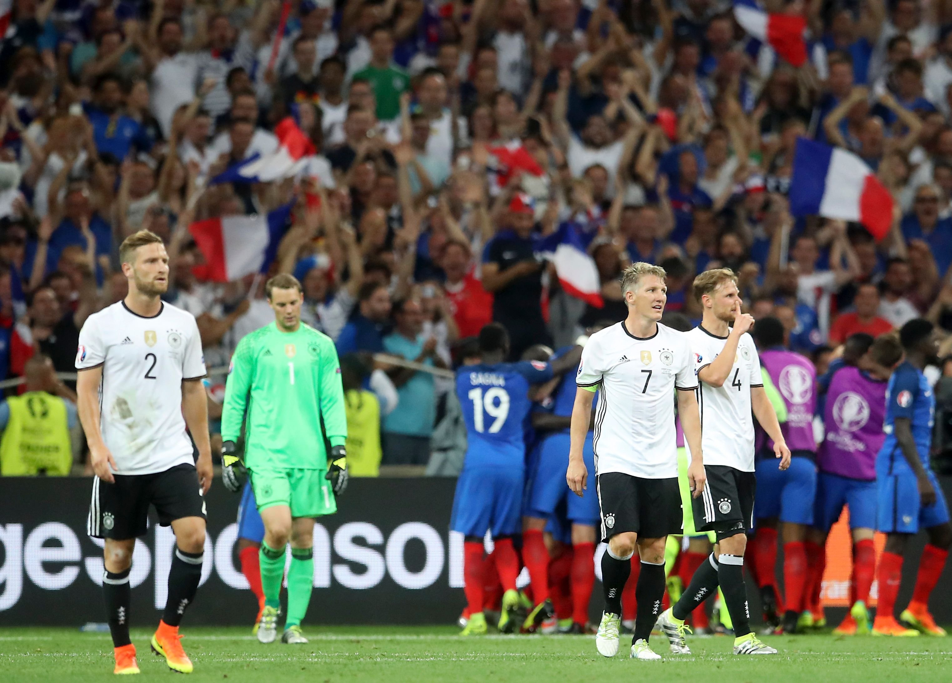 Geschlagen verlassen die DFB-Spieler das Spielfeld.