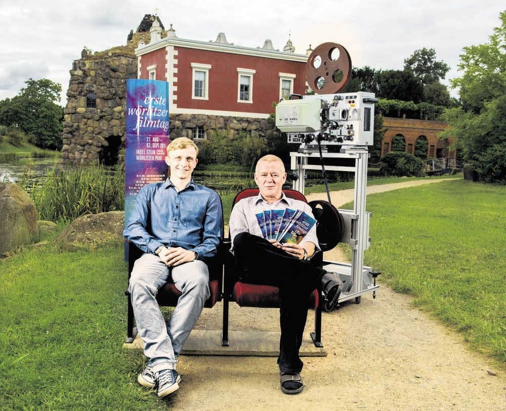 Zwei Männer machen Programm für Emma Hamilton: Thomas Ohrmann (li.) und Uwe Quilitzsch nehmen im Kinosessel vor der Insel Stein Platz.