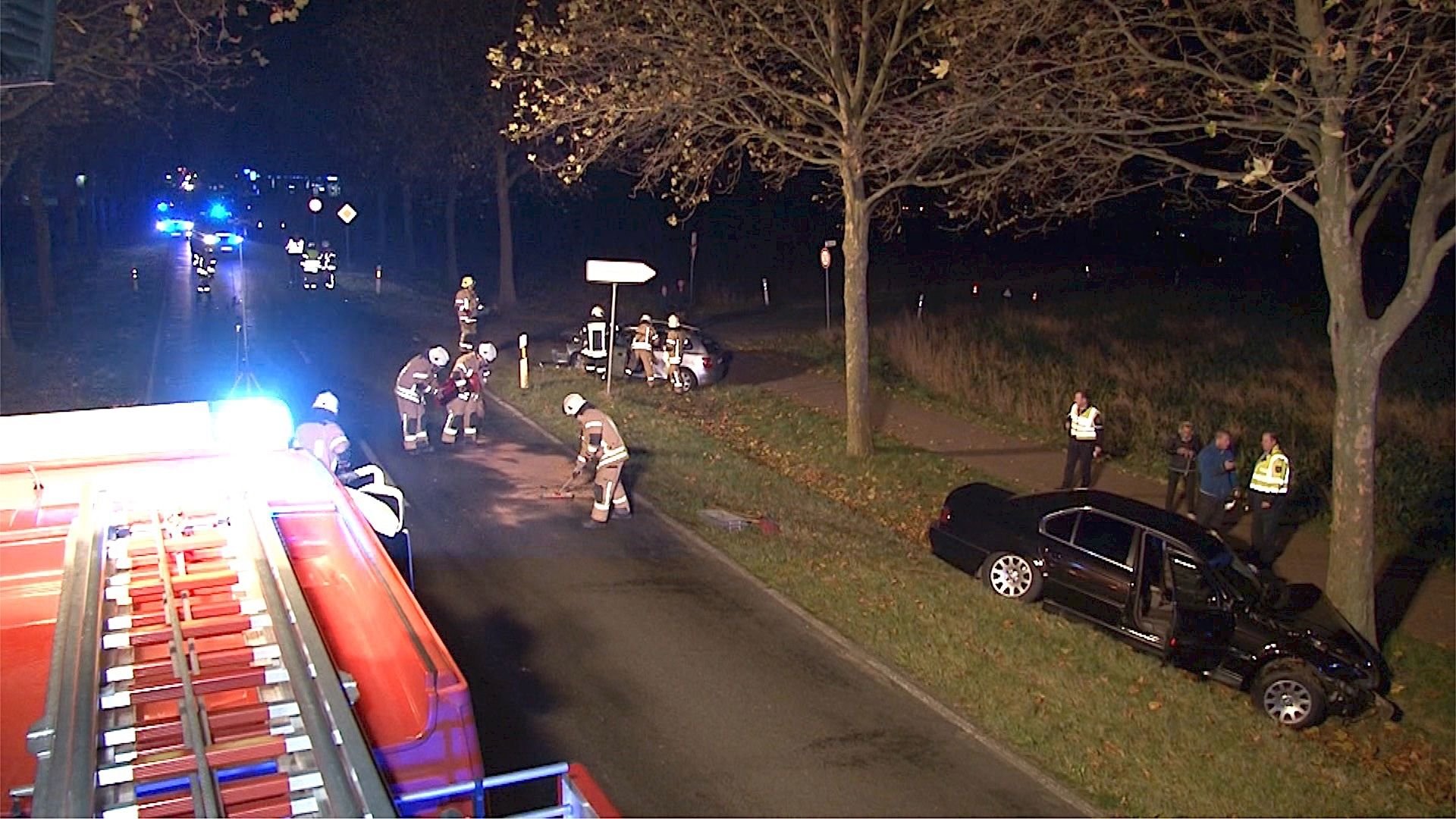 Einsatzkräfte der Feuerwehr reinigen nach einem Verkehrsunfall im Salzlandkreis die Straße.