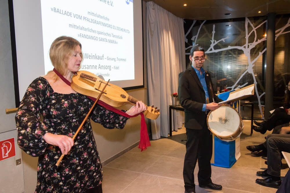 Susanne Ansorg und Robert Weinkauf tragen die Ballade vom Pfalzgrafenmord vor. Das Musikstück haben sie nach historischen Quellen rekonstruiert.