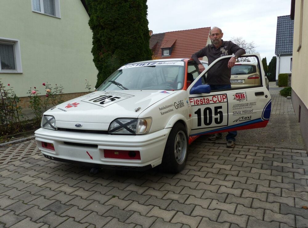 Der Wolfener Frank Hachemeister mit seinem Ford Fiesta XR 2i, der nur bei Wettbewerben fahren darf.