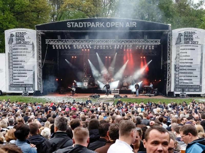 Der Musiker Lotto King Karl singt auf der Freilichtbühne im Stadtpark in Hamburg. Foto: Markus Scholz/Archivbild