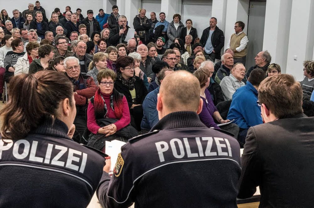Schätzungsweise über 200 Menschen waren zur Bürgerversammlung gekommen. Auf dem Podium saßen unter anderem die Regionalbereichsbeamten sowie Bürgermeister Christoph Schulze (r.).