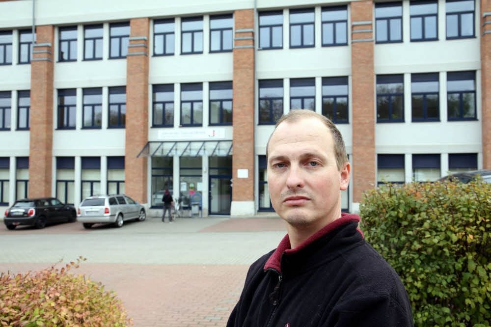Alexander Winterfeld vor dem Jobcenter des Salzlandkreises.