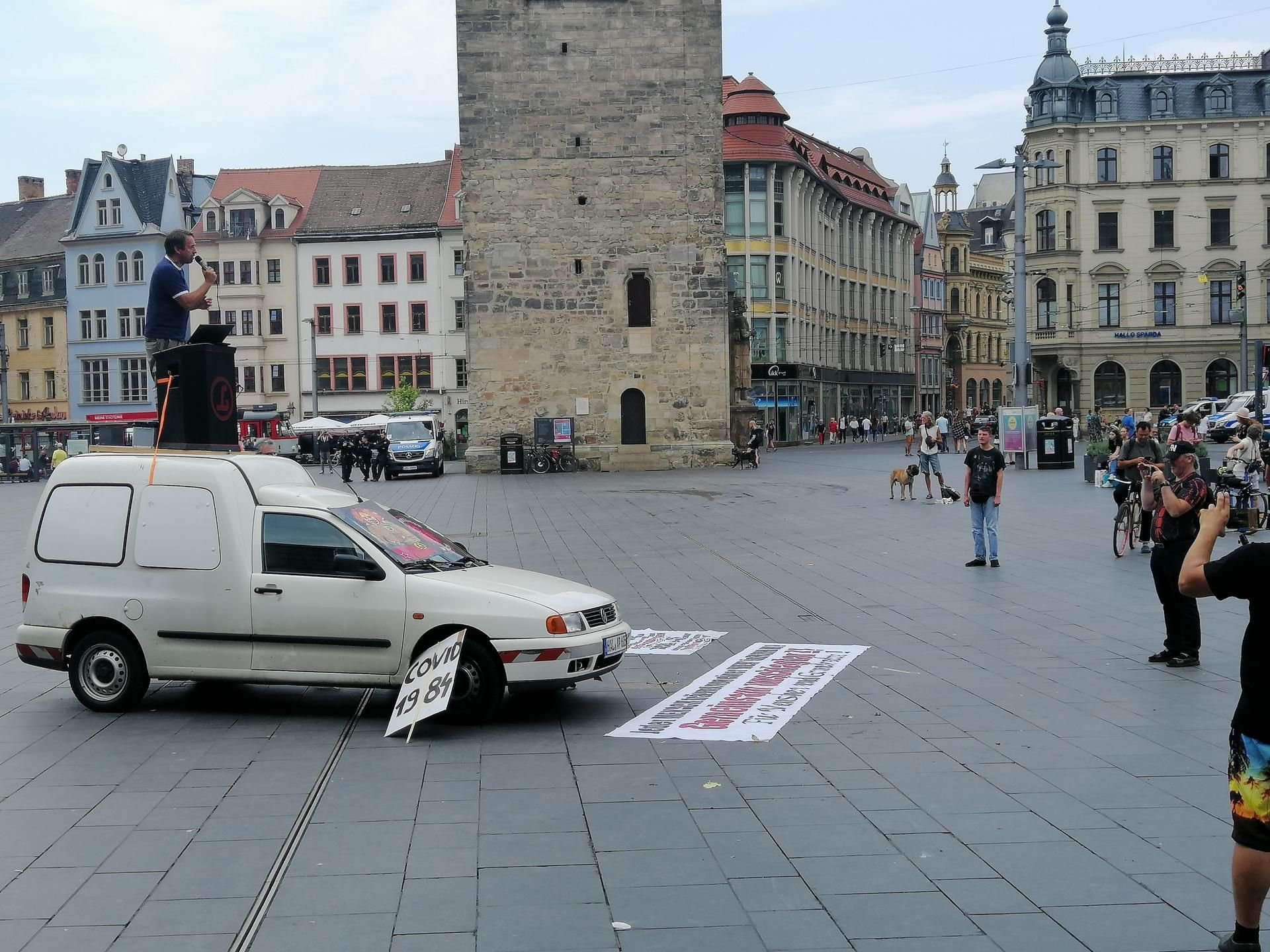 Der Rechtsextreme Sven Liebich spricht auf dem Markt in Halle zu seinen Anhängern.