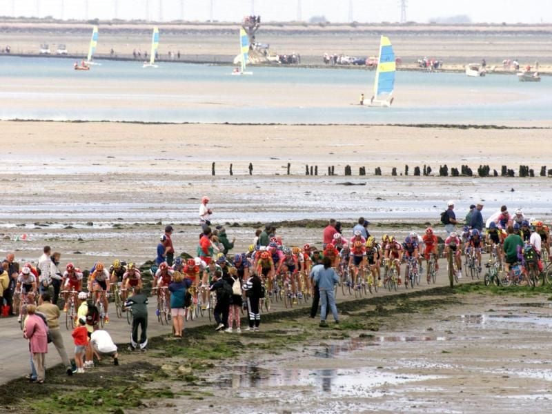 Der Fahrerfeld der Tour de France im Jahr 1999 auf der Passage du Gois. Foto: Gero Breloer