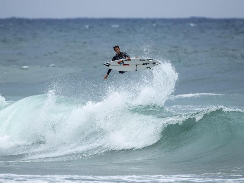 Wellenreiten feiert 2020 in Tokio olympische Premiere. Der Lübekcer Surfer Leon Glatzer will dabei sein. Foto: Andrew Christie/Deutscher Wellenreit-Verband