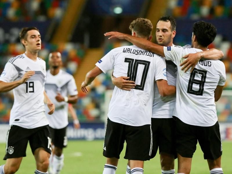 Die deuschen U21-Spieler freuen sich über den gelungenen EM-Auftakt. Foto: Czaro De Luca