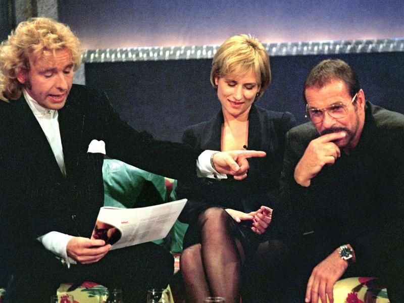 Thomas Gottschalk (l-r), Corinna Harfouch und Götz George auf dem „Wetten, dass..?”-Sofa 1998 in Oldenburg. Foto: Ingo Wagner