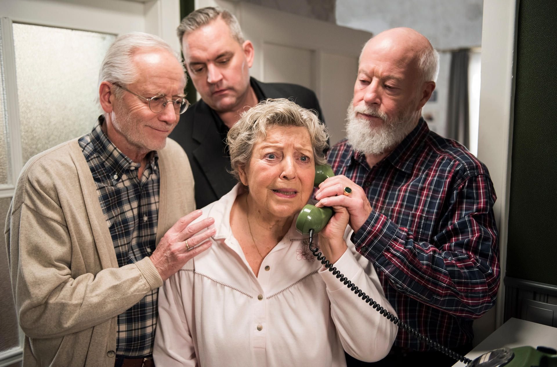 Helga (Marie-Luise Marjan v.l.n.r.), Hans Beimer (Joachim H. Luger), Benny Beimer (Christian Kahrmann) und Erich Schiller (Bill Mockridge) in der „Lindenstraße“